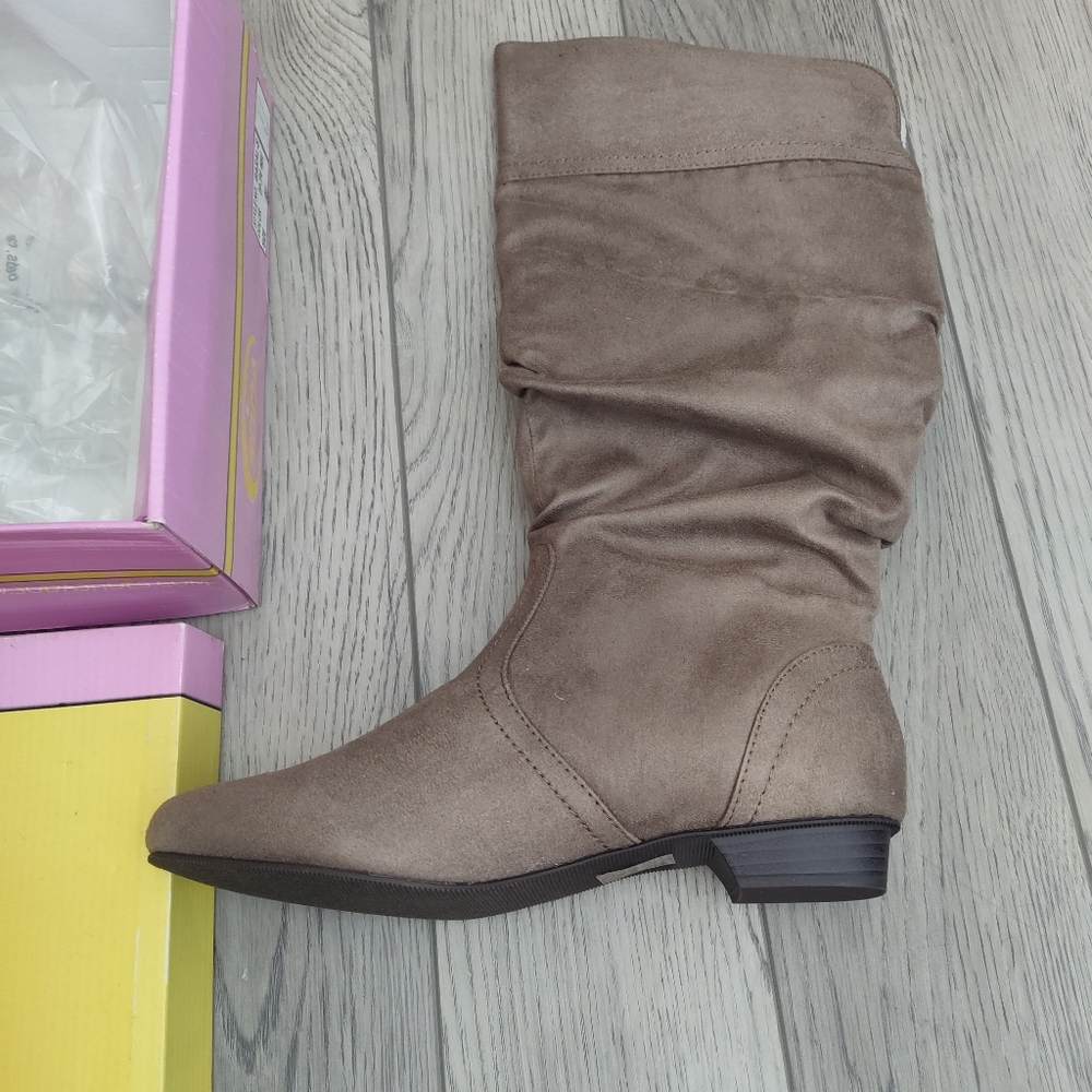 NIB 8.5 FAUX SUEDE KNEE HIGH ROLL UP OR DOWN BOOTS. COLOR BROWN